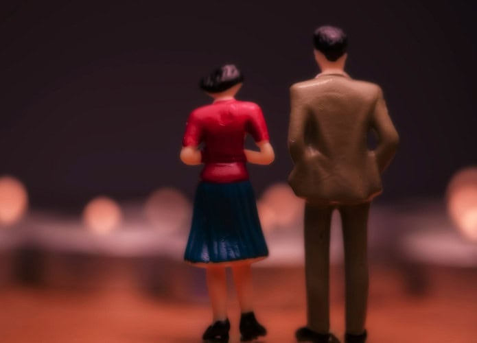 bonecos de um homem e uma mulher