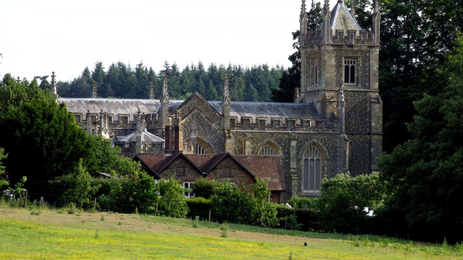 Igreja de Albury, templo em estilo gótico no meio de um bosque.