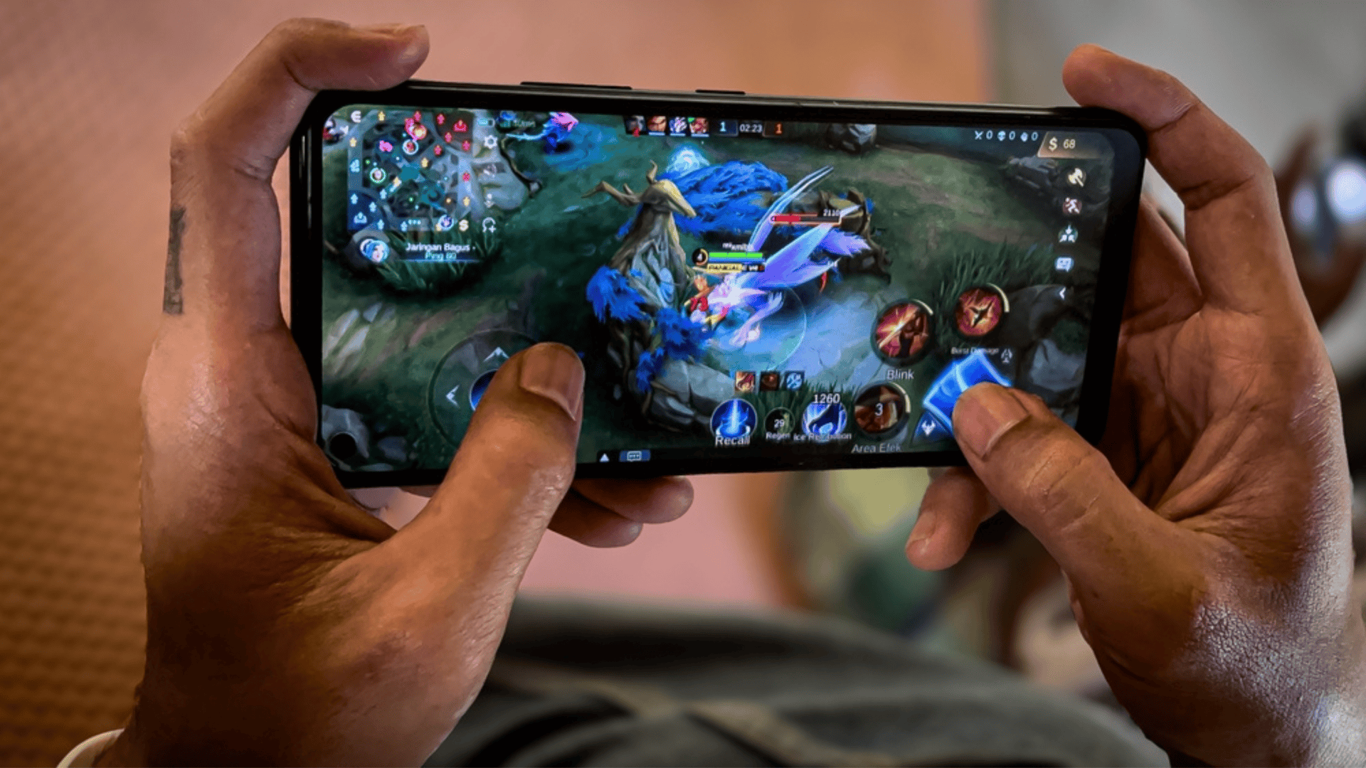 Pessoa jogando LoL (League of Legends)
