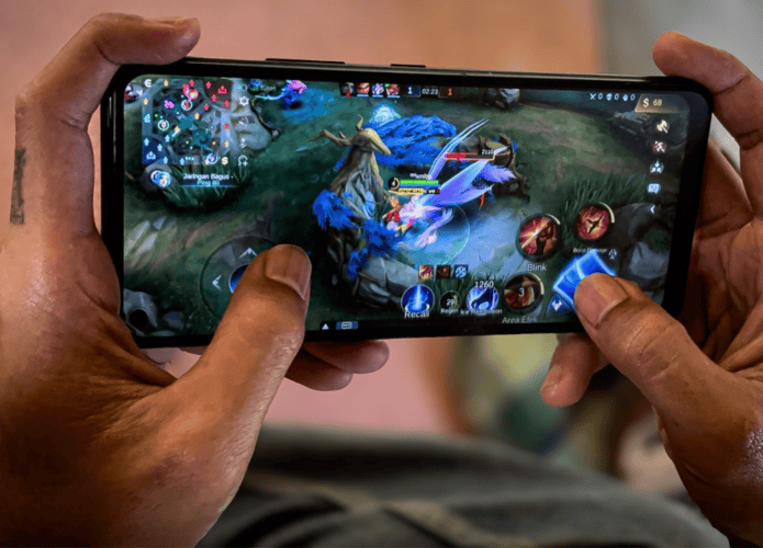 Pessoa jogando LoL (League of Legends)
