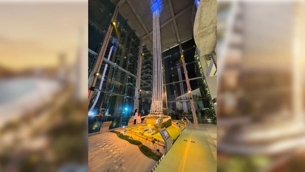 Maquete do prédio Senna Tower em showroom em Balneário Camboriú