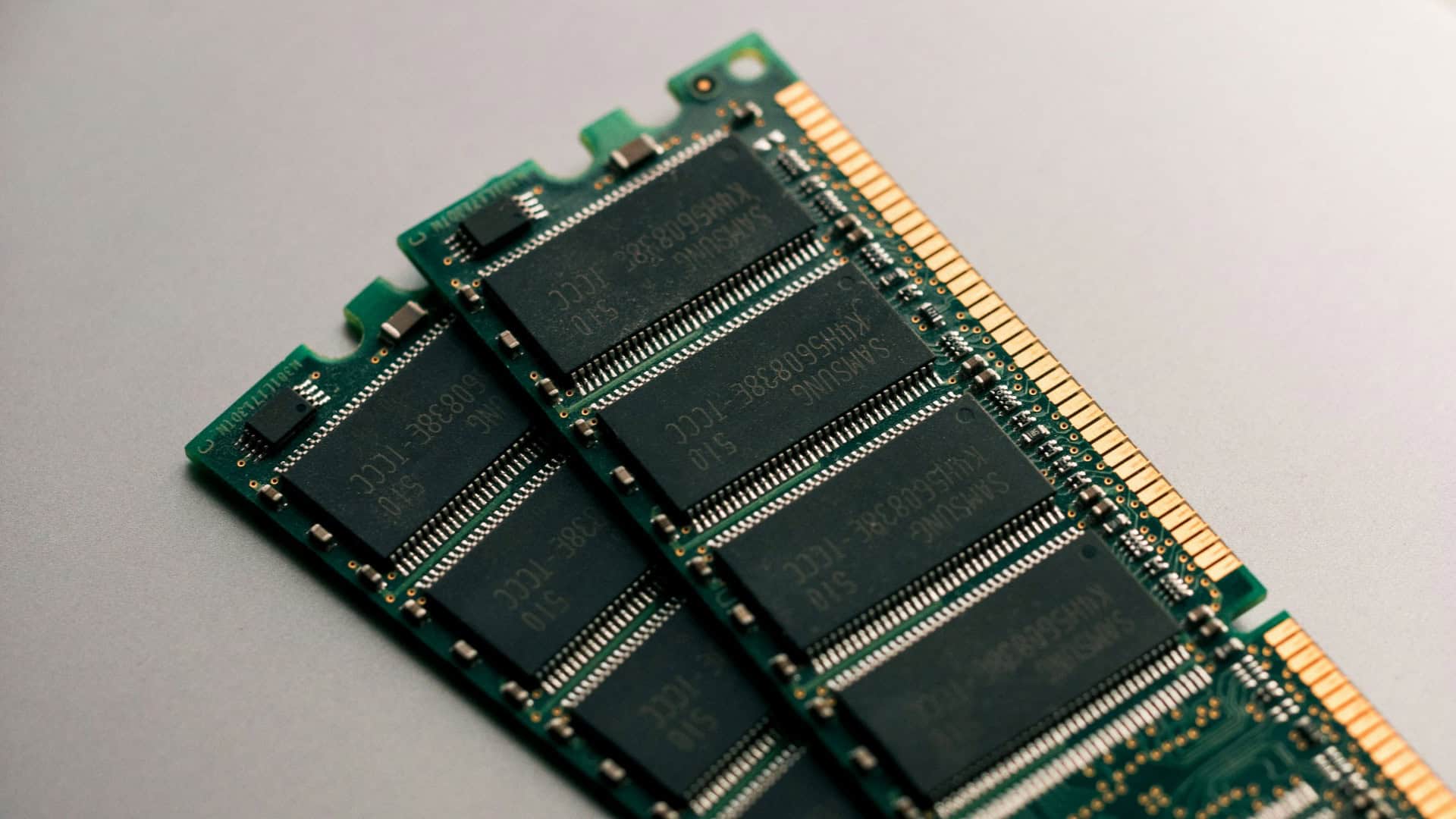 imagem mostra um par de memórias ram em cima de uma mesa