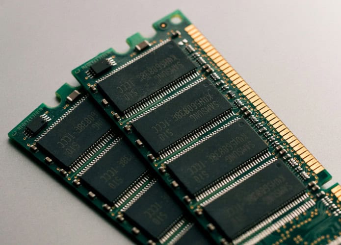 imagem mostra um par de memórias ram em cima de uma mesa