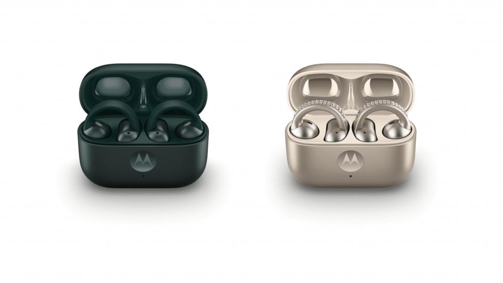 Modelos do fone Moto Buds Loop em estojos de carregamento