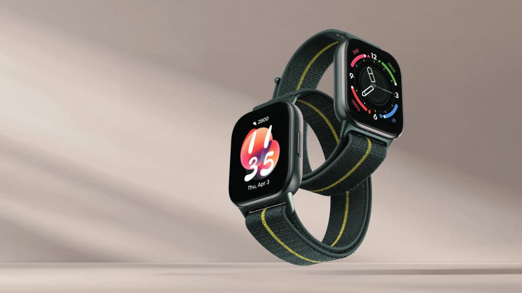 Modelos do Moto Watch Fit entrelaçados pelas pulseiras