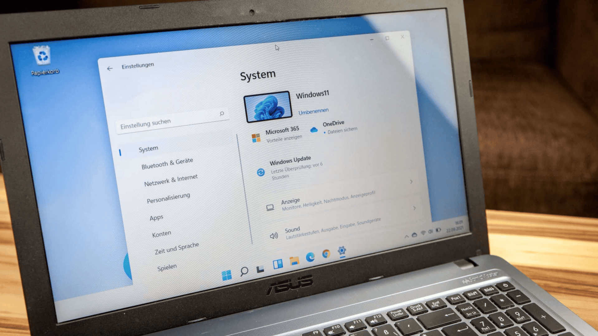 Pessoa utilizando um notebook equipado com o Windows 11