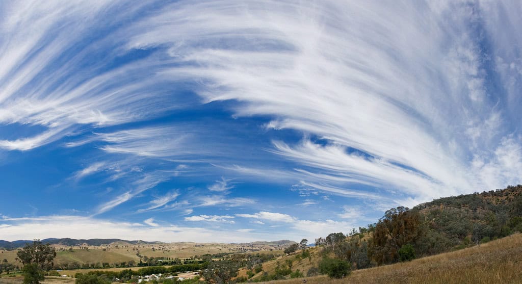 A pesquisa focou na formação dos cirros, nuvens altas normalmente compostas por cristais de gelo.