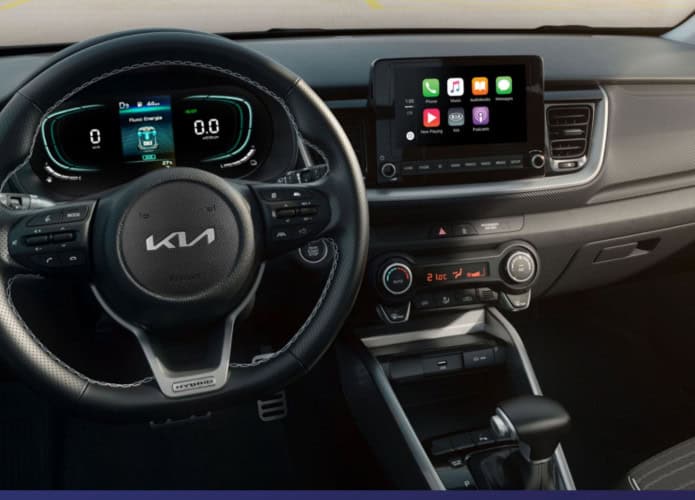 imagem mostra o interior de um carro híbrido