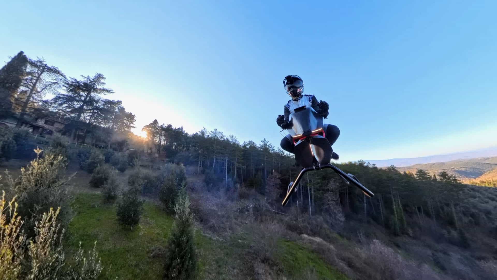 Pessoa dirigindo Airbike, moto voadora da Volonaut