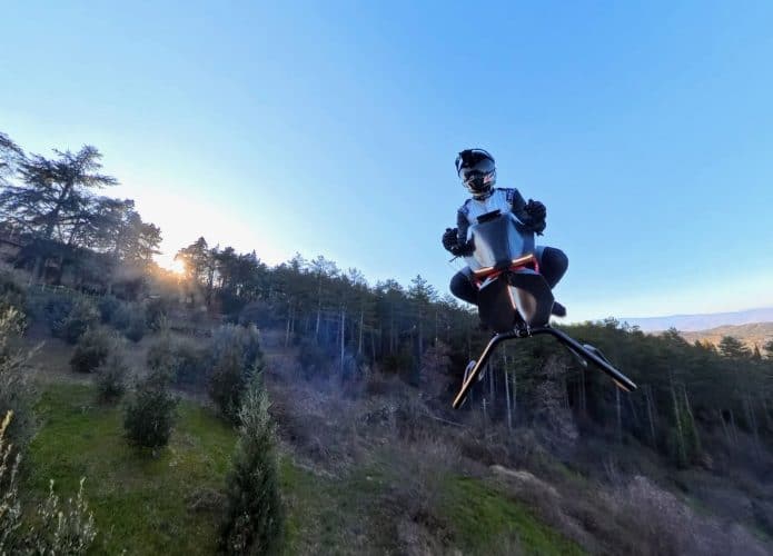 Pessoa dirigindo Airbike, moto voadora da Volonaut