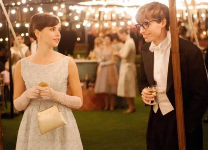 cena do filme a teoria de tudo