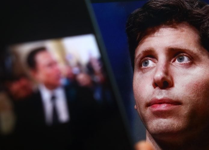 Rosto de Sam Altman, ao lado de um smartphone que está exibindo uma imagem desfocada de Elon Musk