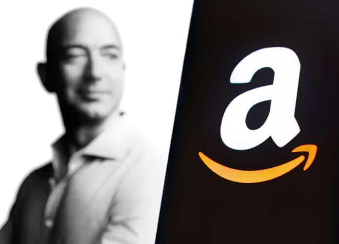 Ao fundo, foto em preto e branco de Jeff Bezos; à frente, logo da Amazon na tela de um smartphone