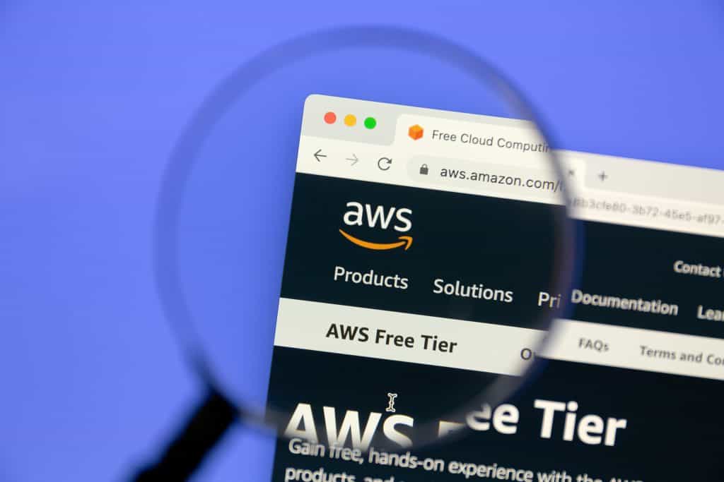 Página de internet mostrando o site do Amazon Web Services e uma lupa está em cima do logo do site