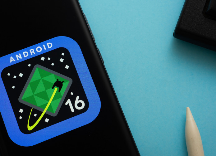 Logotipo do Android 16 em um smartphone