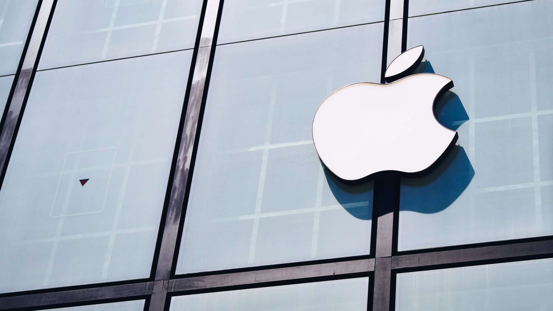 Logo da Apple na fachada de um prédio