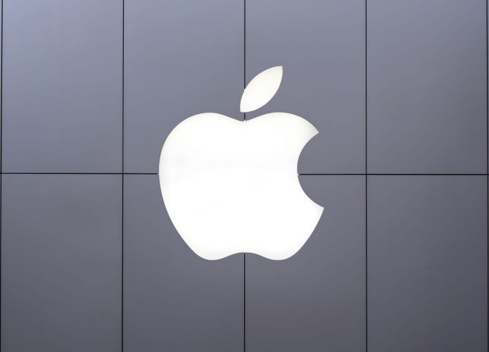 Logo da Apple em uma fachada de loja