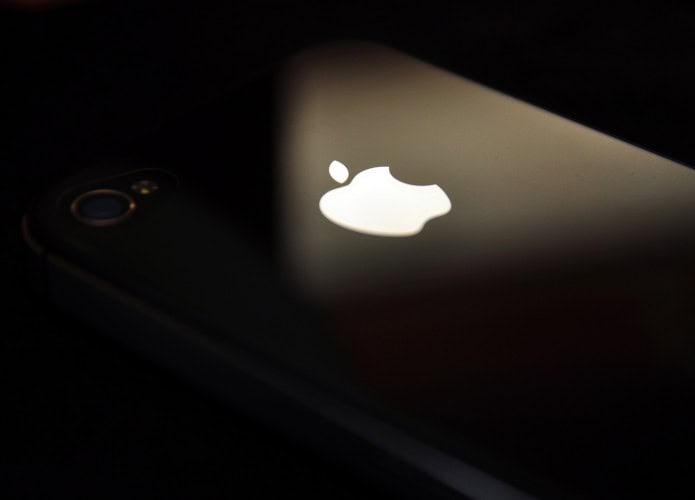 Traseira de um iPhone com o logo da Apple em destaque