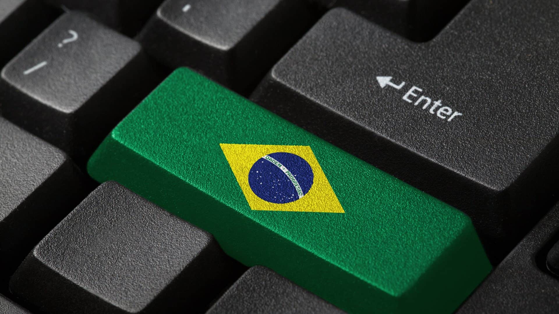 Bandeira do Brasil em cima de uma tecla de teclado de computador
