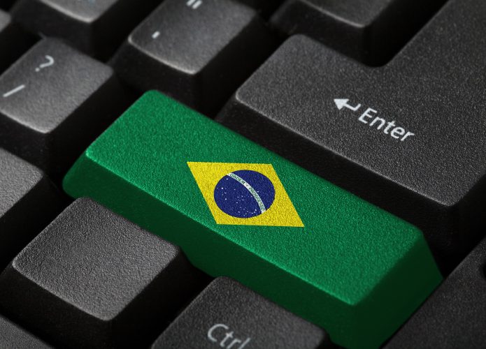 Bandeira do Brasil em cima de uma tecla de teclado de computador