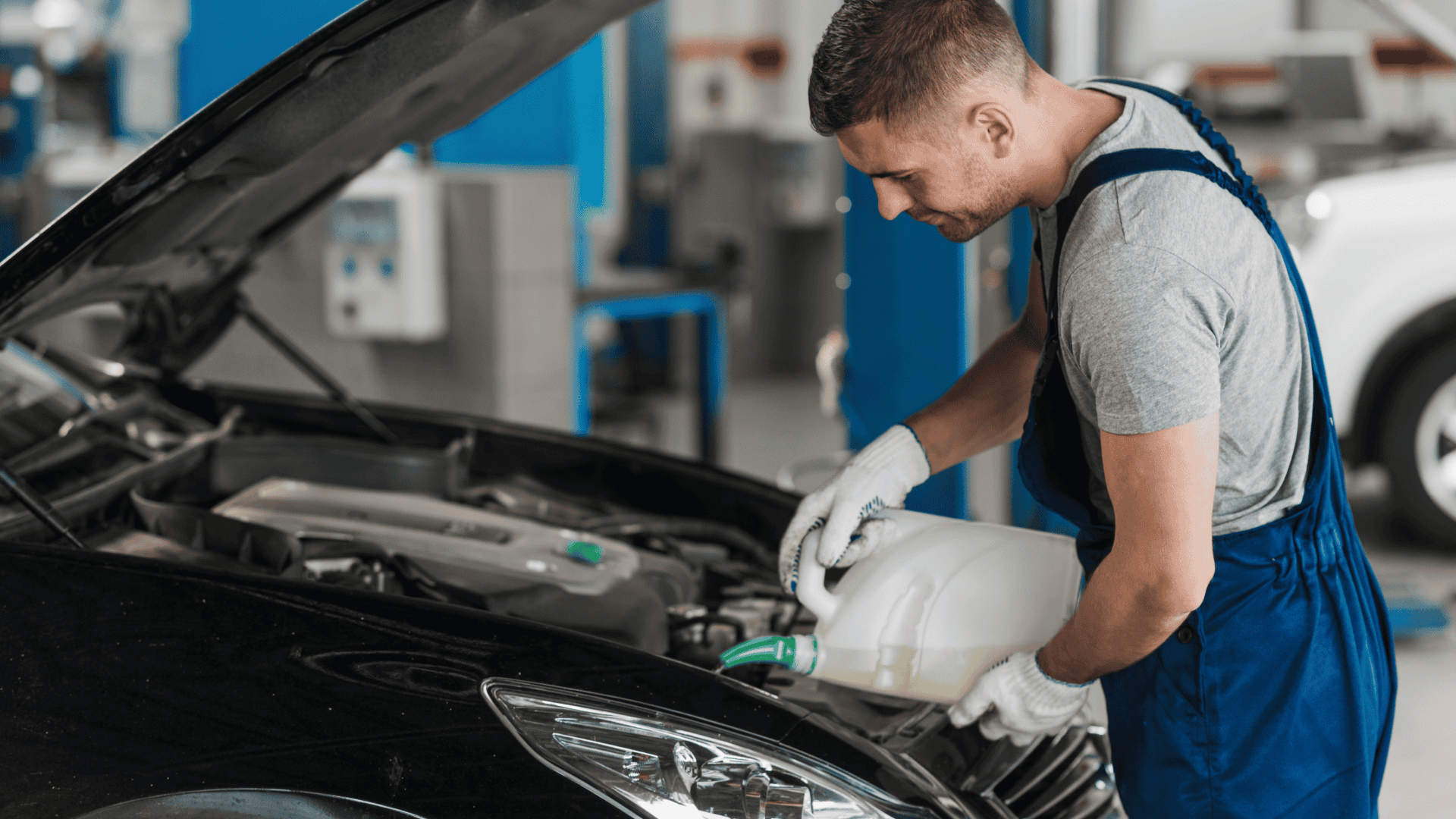 Mecânico fazendo a lubrificação do motor do veículo