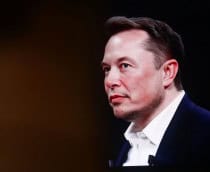 Elon Musk de perfil