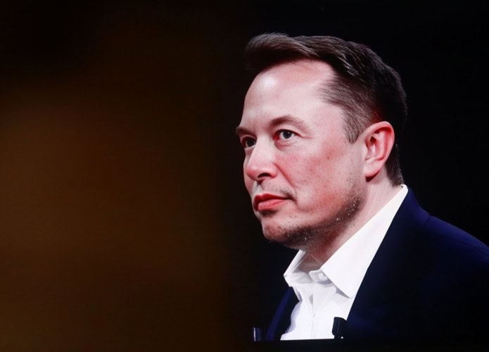 Elon Musk de perfil