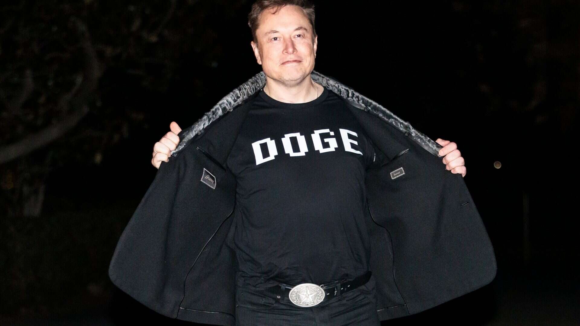 Elon Musk usando uma camiseta com os dizeres 