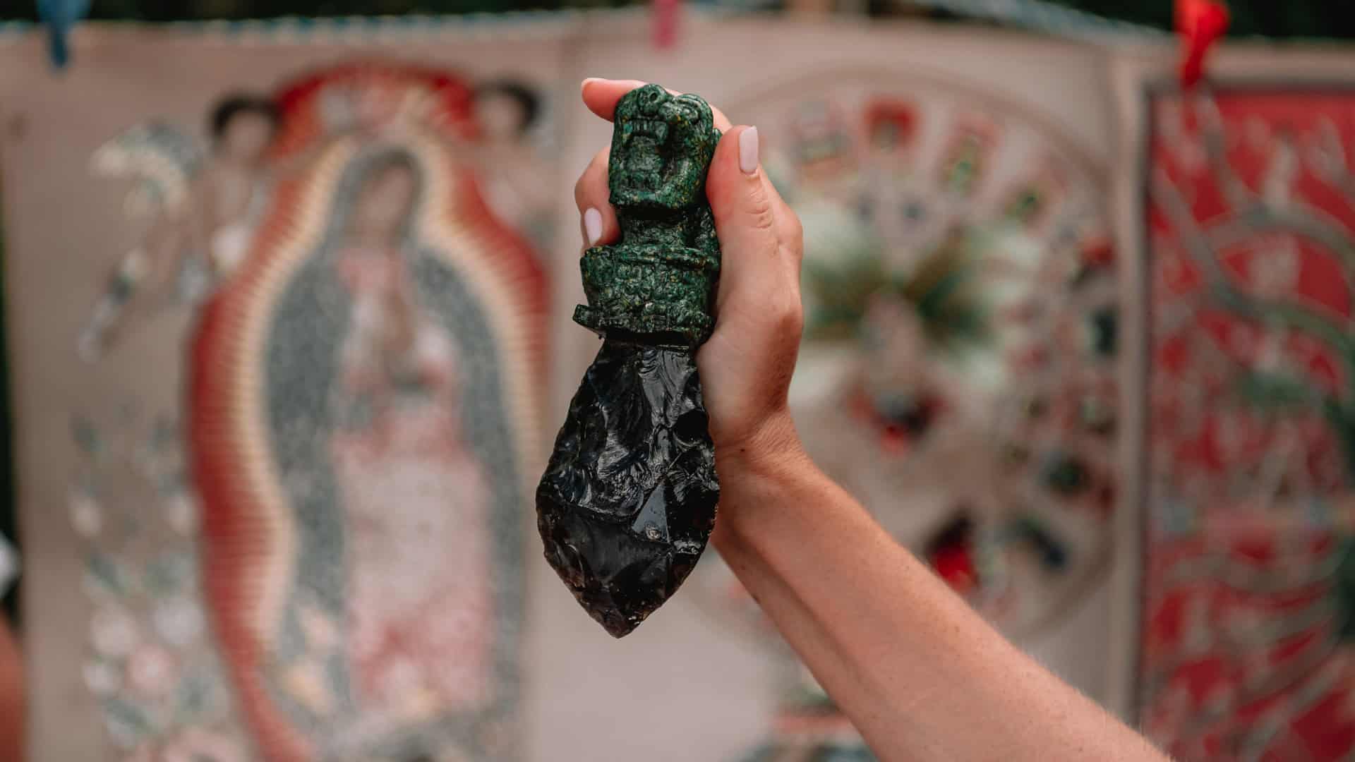 Faca azteca utilizada em sacrifícios segurada por uma mão feminina