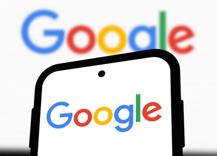 Logo do Google atrás borrado e, à frente, em um smartphone