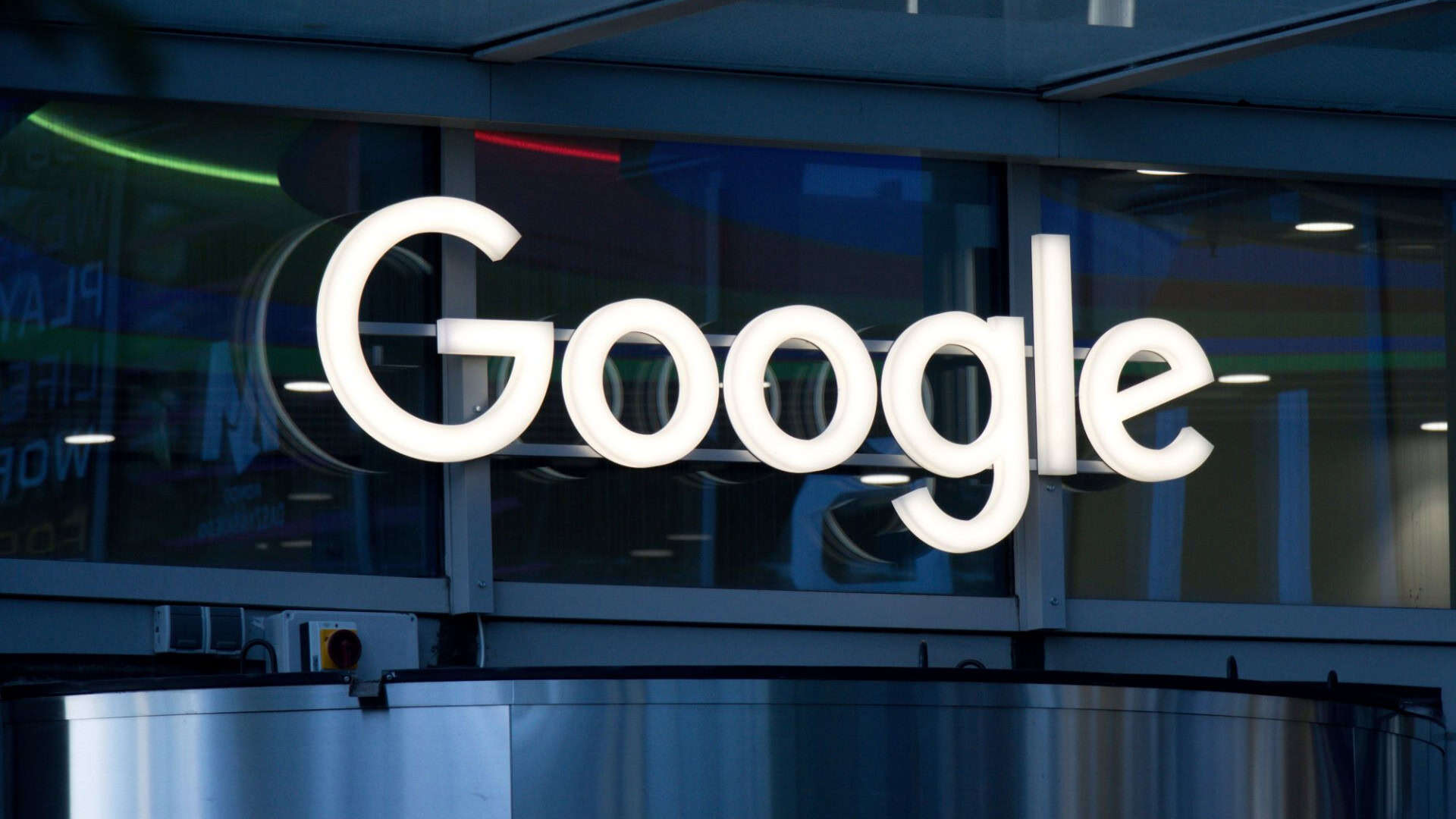 Logo do Google em uma fachada