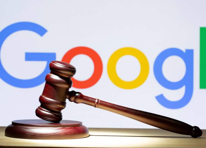 Ao fundo, logo do Google; à frente, martelo de juiz