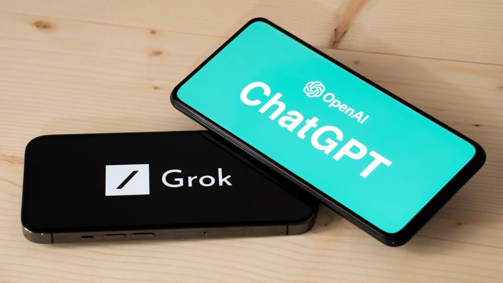 Logos de Grok e ChatGPT nas telas de dois smartphones