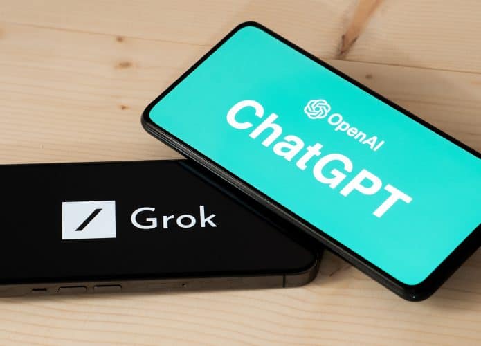Logos de Grok e ChatGPT nas telas de dois smartphones