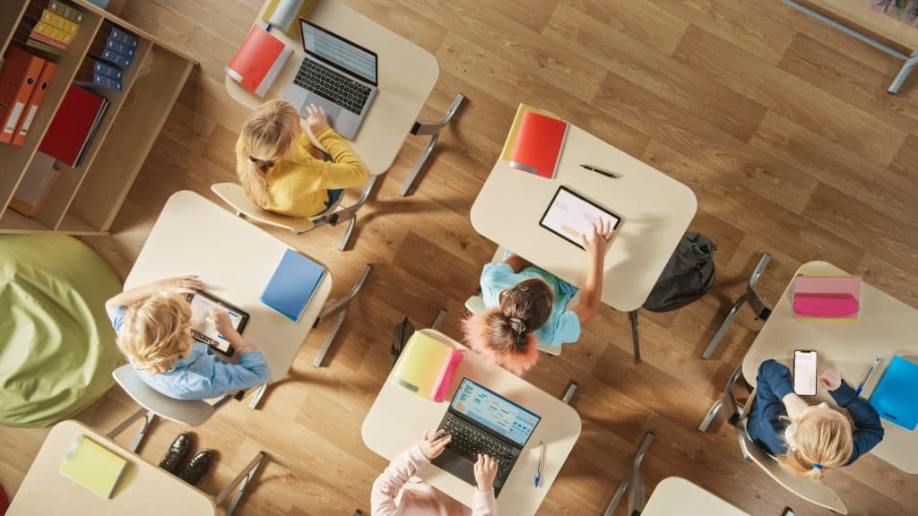O relatório da OCDE alerta para o descarregamento cognitivo, quando o aluno transfere tarefas difíceis para a IA. Imagem: gorodenkoff/iStock