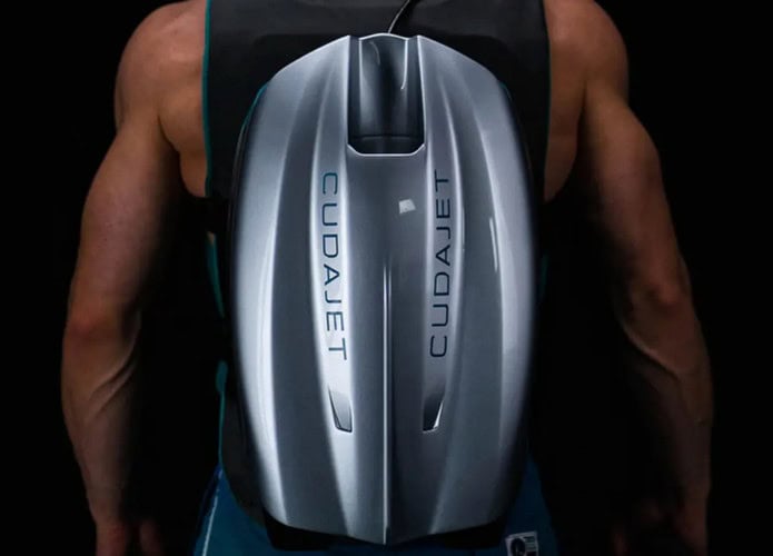 Mochila a jato nas costas de um homem