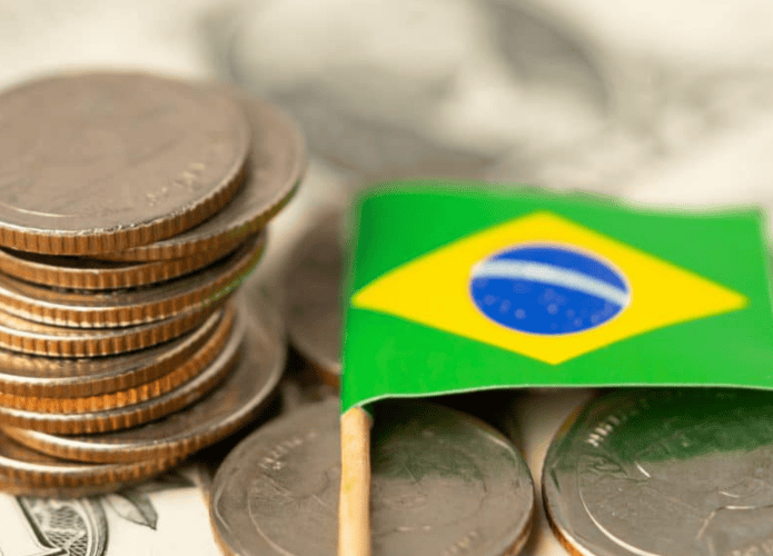Ilustração de imposto ao lado de uma bandeira do Brasil