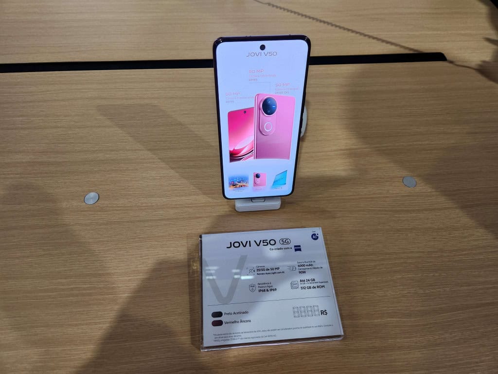 JOVI V50 em pé sobre uma mesa