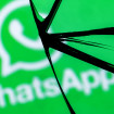 Vidro quebrado com o logo do WhatsApp atrás