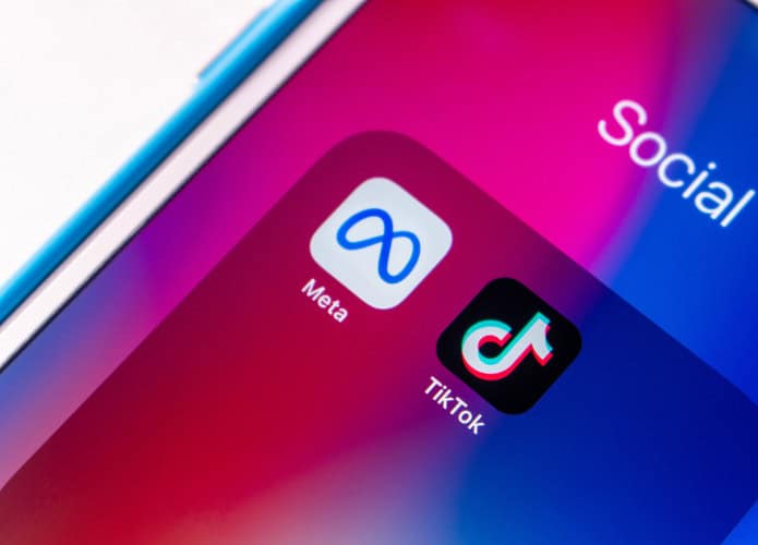 Logos de Meta e TikTok na tela de um smartphone