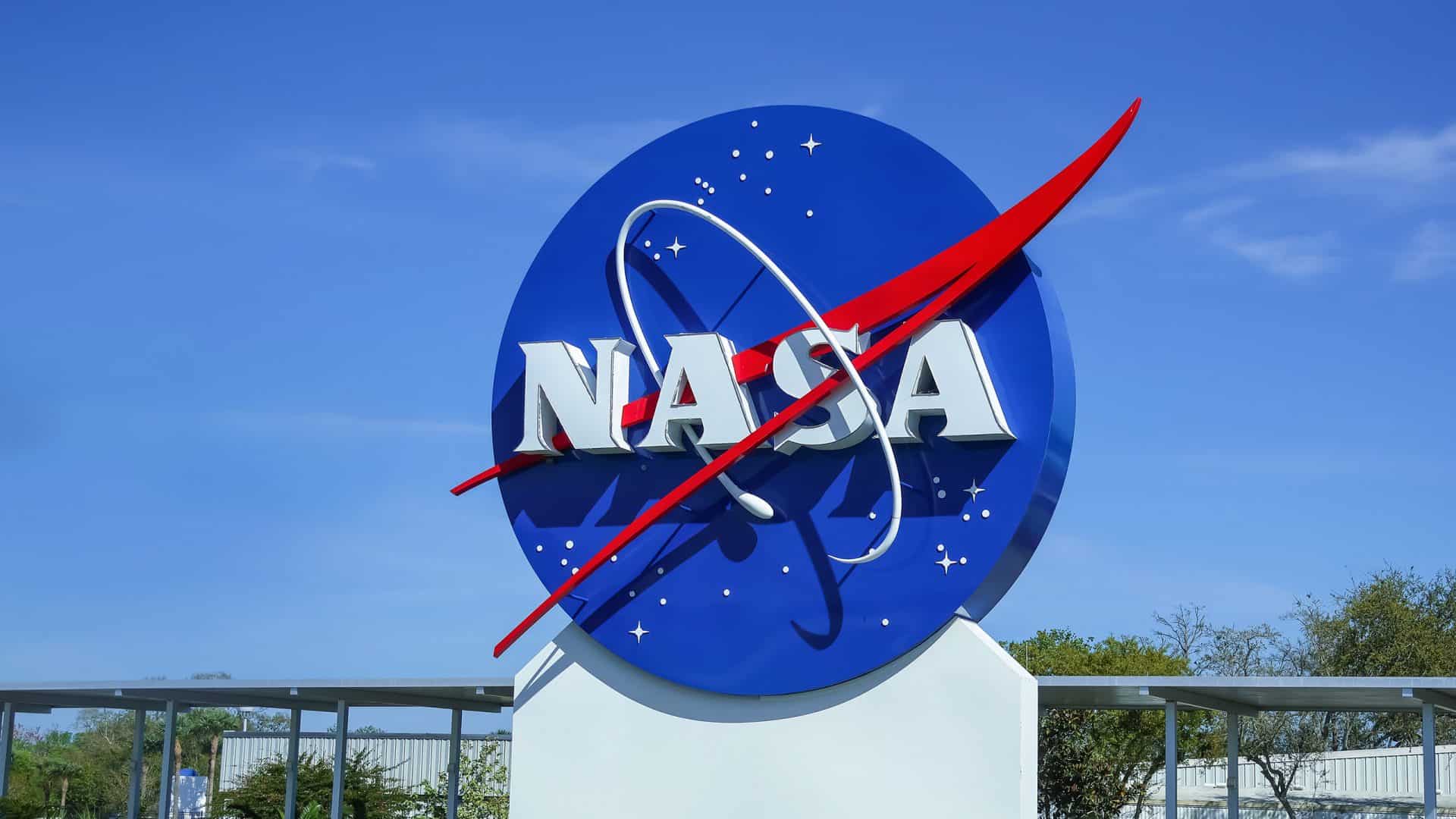 Logo da NASA em uma placa