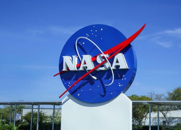 Logo da NASA em uma placa