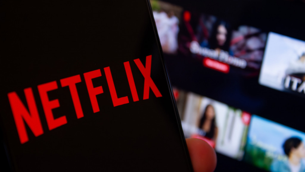 Logo da Netflix na tela de um smartphone
