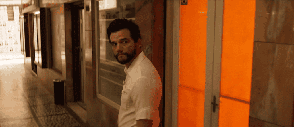 Wagner Moura de perfil e olhando para trás