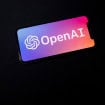 Logo da OpenAI exibido em um smartphone que está na horizontal