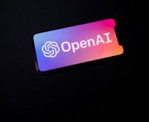 Logo da OpenAI exibido em um smartphone que está na horizontal