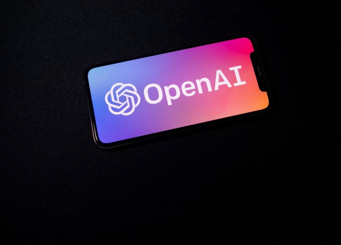 Logo da OpenAI exibido em um smartphone que está na horizontal