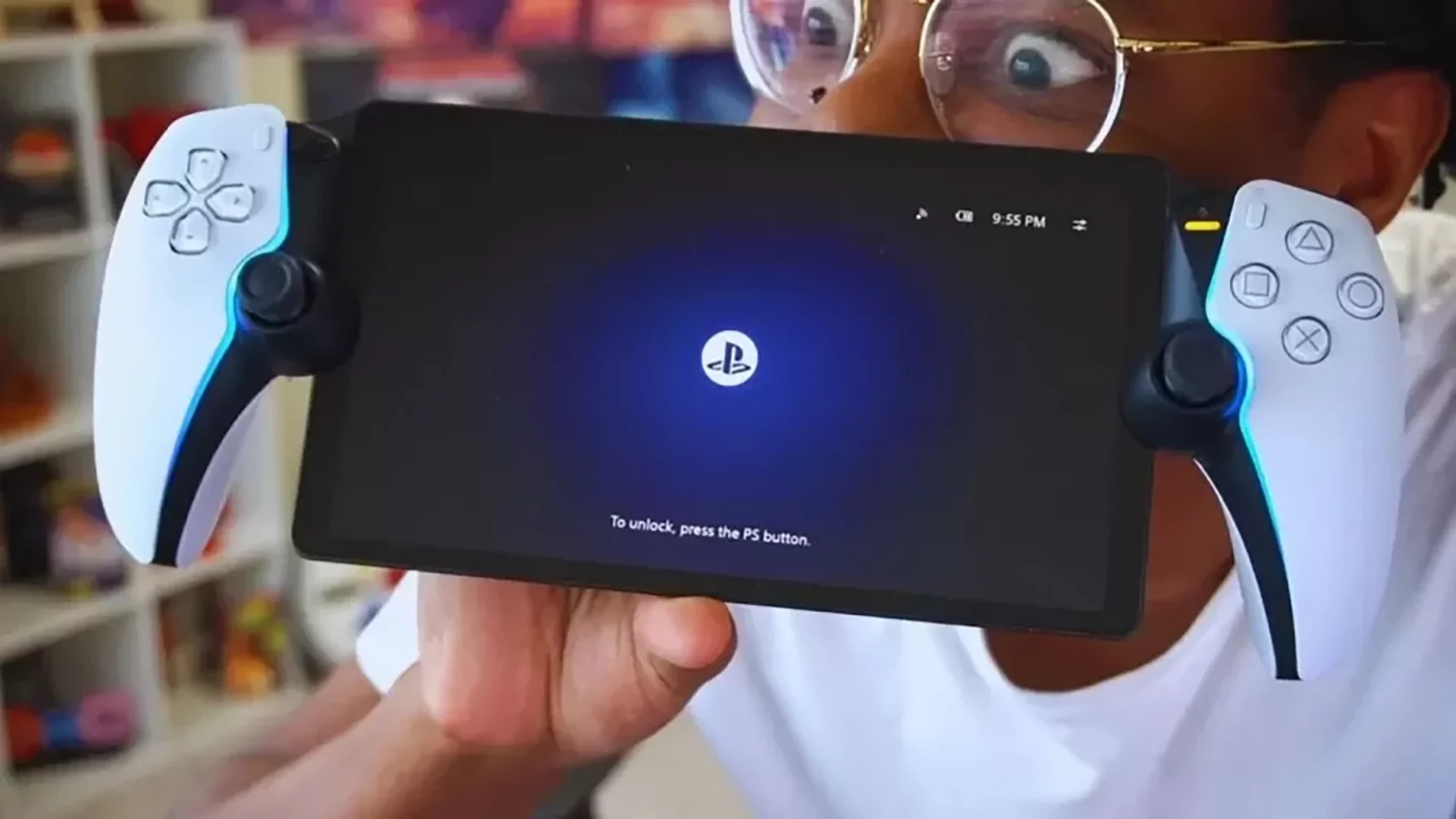 Garoto mostrando o PlayStation Portal