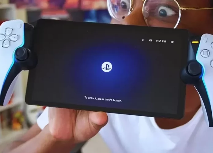 Garoto mostrando o PlayStation Portal