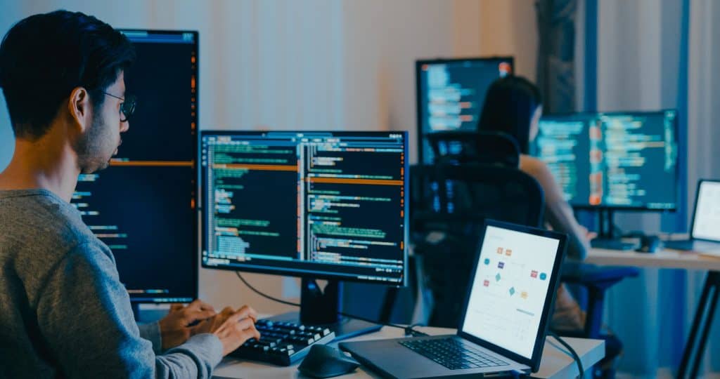 Programador em frente a computador